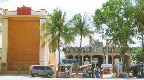 Palani Periyanāyaki Amman Kovil with temple car shed